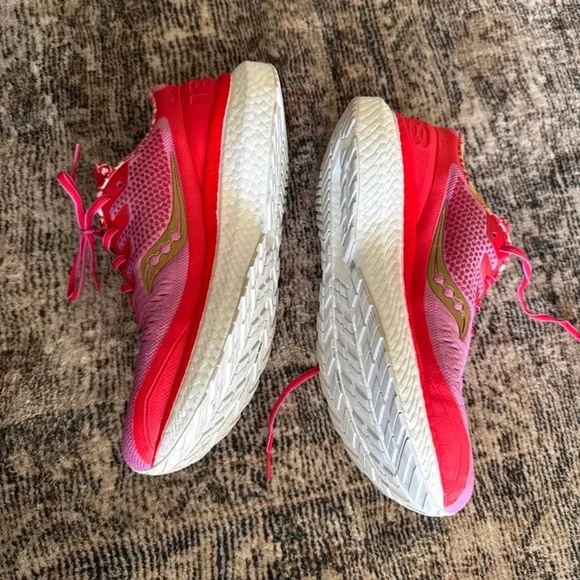 Saucony Women’s Triumph 18 'Galentine's Day' Hot Pink/Red 
size 8.5 - Picture 6 of 12